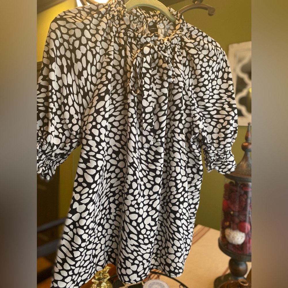 EUC Who What Wear Black/cream patterned blouse